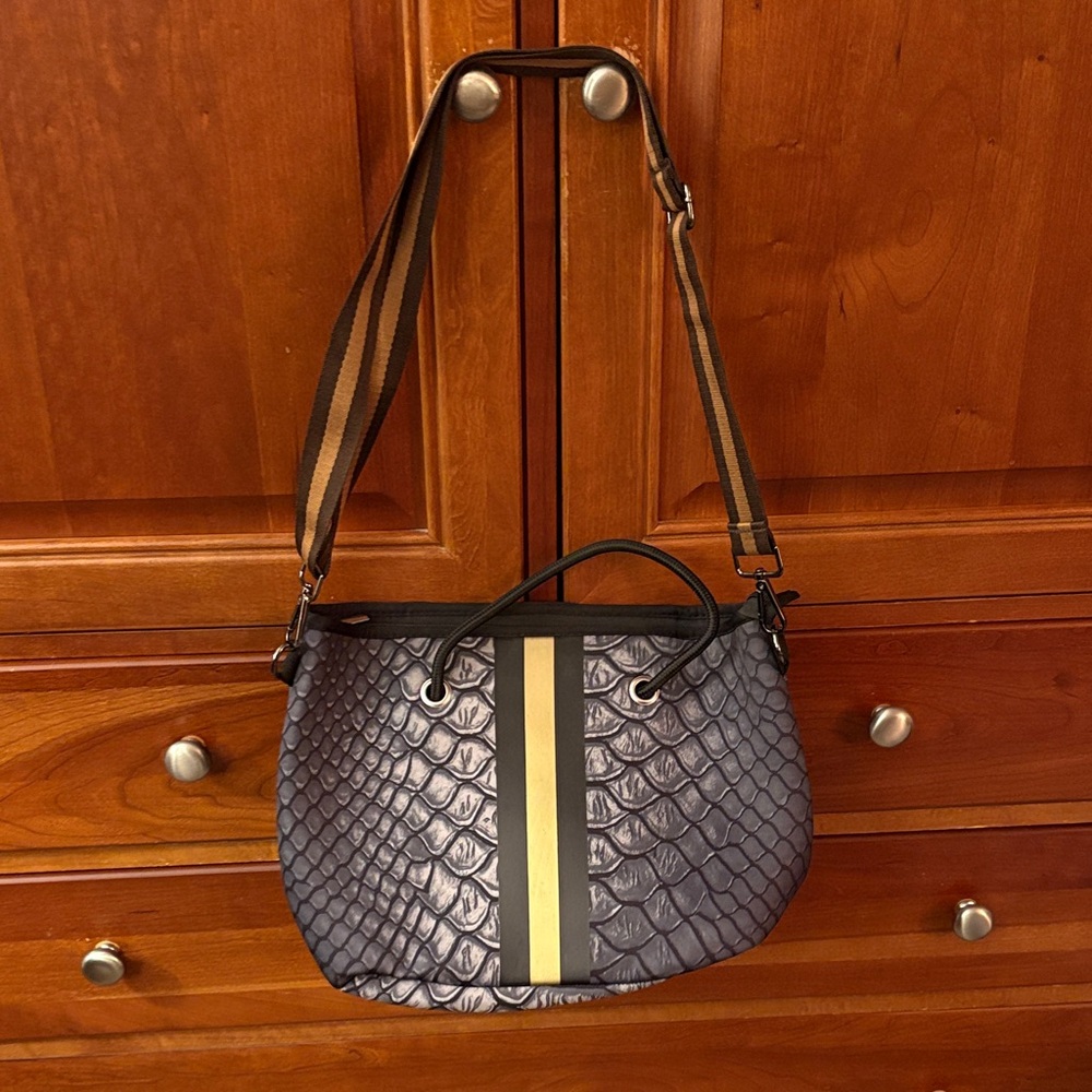 Stylish Black/Grey Patterned Shoulder Bag. W/ matching wristlet. Soft as butter.